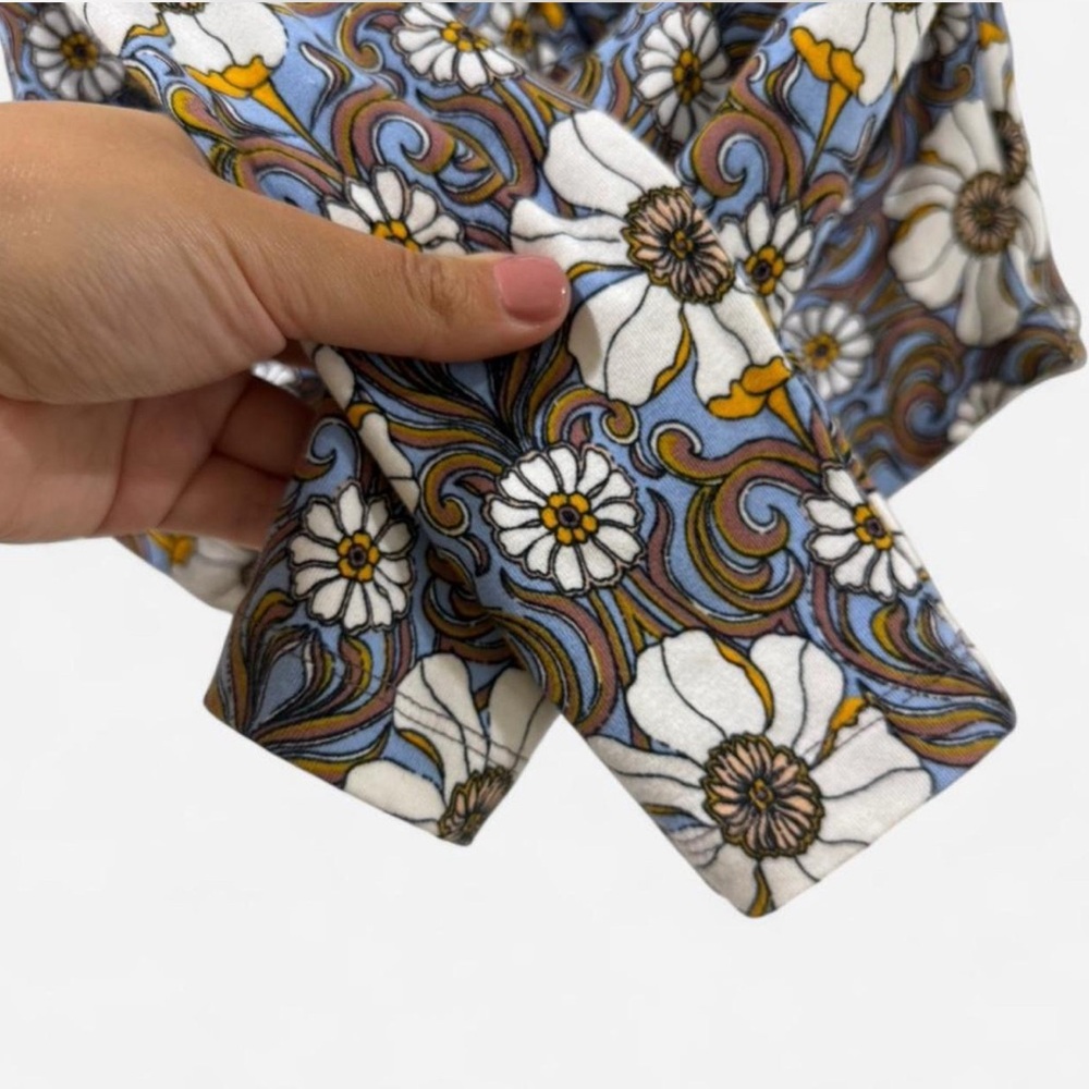 Maeve by Anthropologie floral blouse with ruched front and button-up. Size: XS - Picture 3 of 6